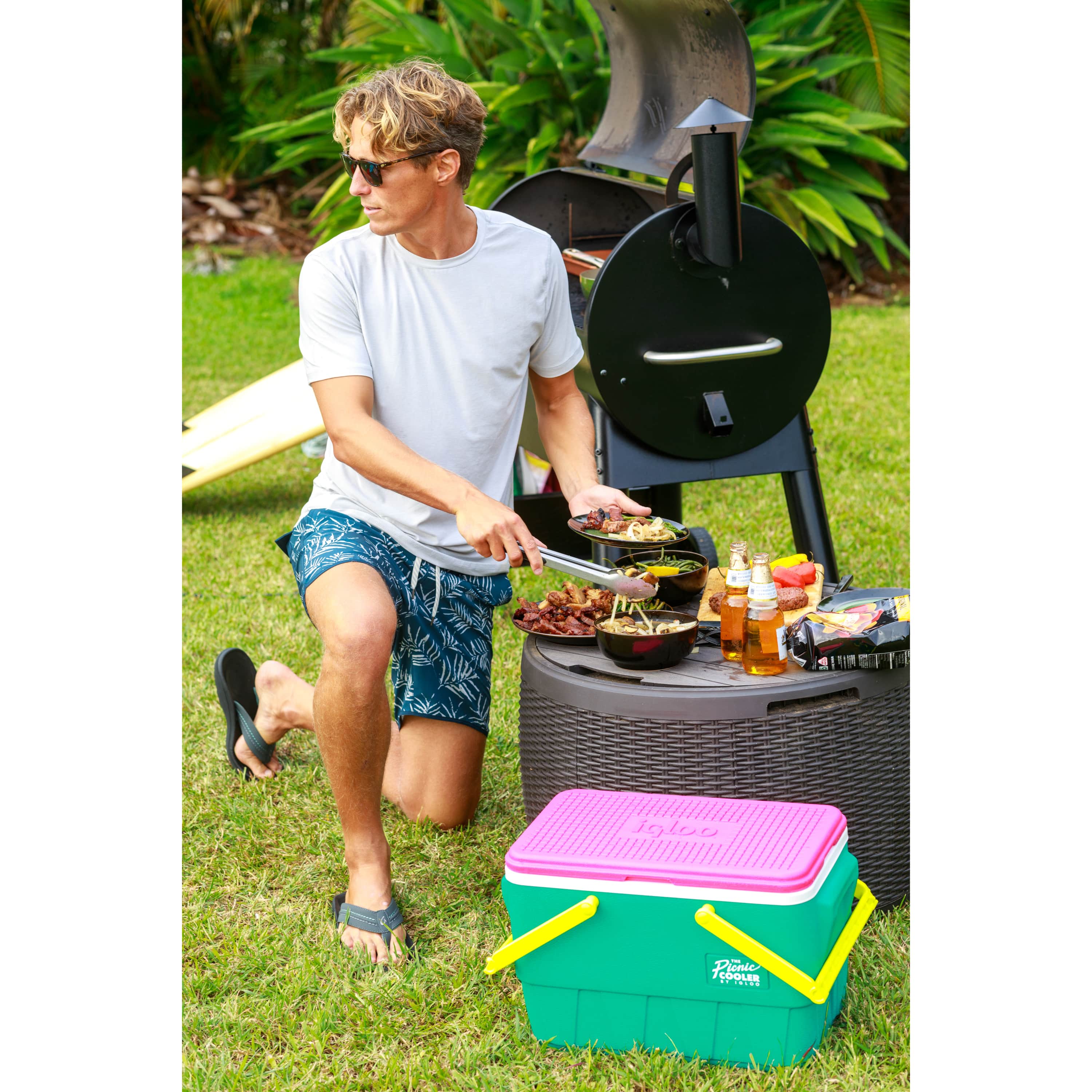 Igloo Retro Picnic Basket 25 Qt Cooler